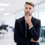 Homme en train de réfléchir à cumuler un emploi salarié et une activité auto-entrepreneur
